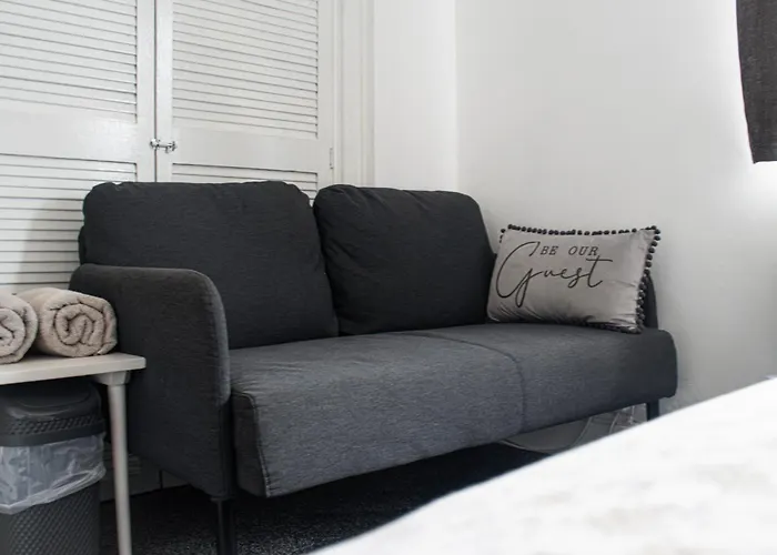Luton Lodge - Newly Renovated Ideal For Short Stay, Close To Airport Train Station, Free Parking Off Street , Luxury Comfort In Low Price