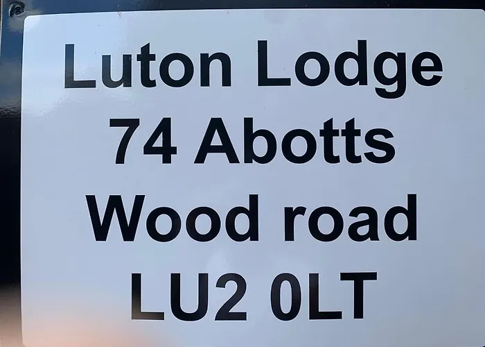 Luton Lodge - Newly Renovated Ideal For Short Stay, Close To Airport Train Station, Free Parking Off Street , Luxury Comfort In Low Price