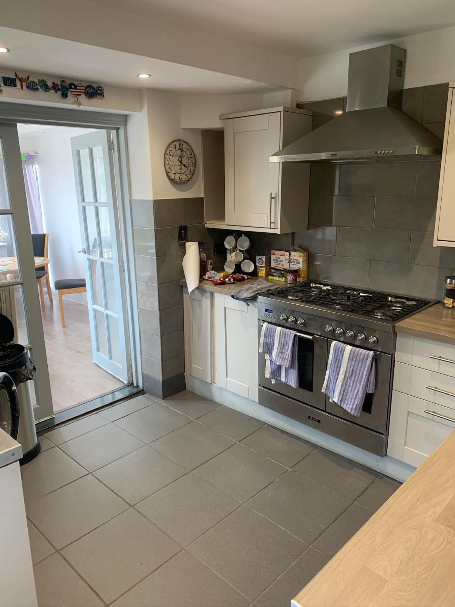 Luton - Newly Renovated Ideal For Short Stay, Close To Airport Train Station, Free Parking Off Street , Luxury Comfort In Price *