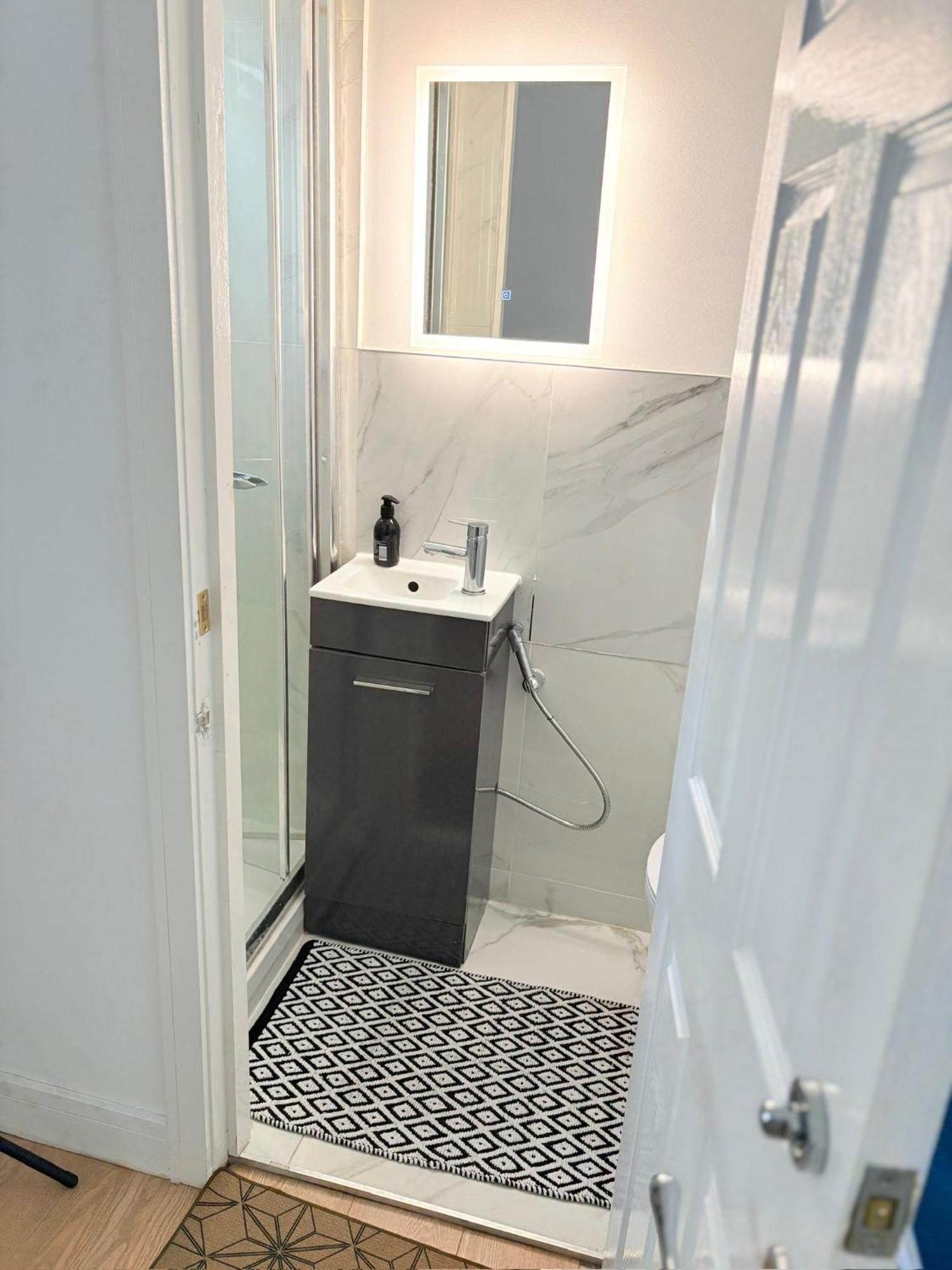 Luton - Newly Renovated Ideal For Short Stay, Close To Airport Train Station, Free Parking Off Street , Luxury Comfort In Price *