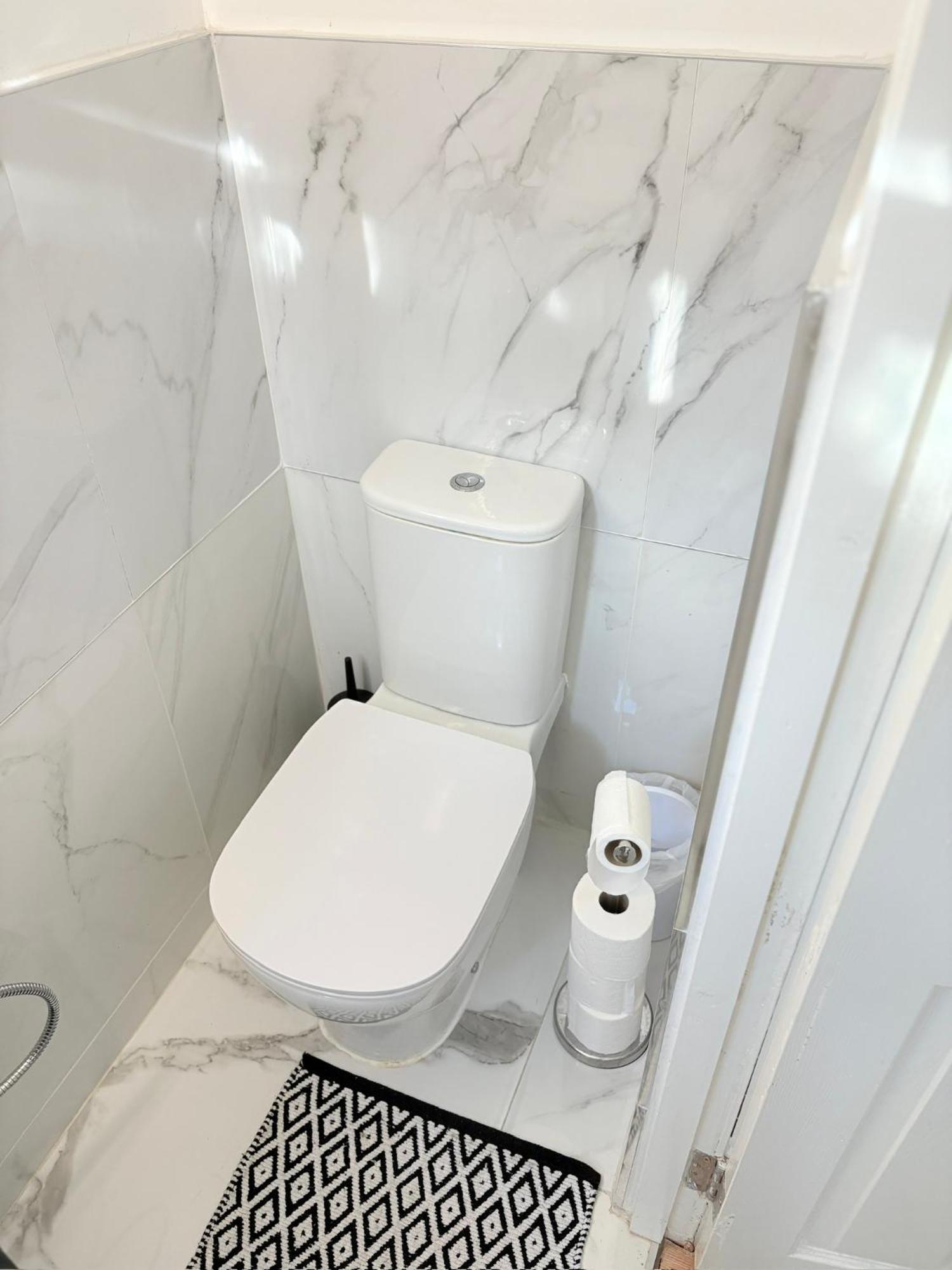 Luton - Newly Renovated Ideal For Short Stay, Close To Airport Train Station, Free Parking Off Street , Luxury Comfort In Price *