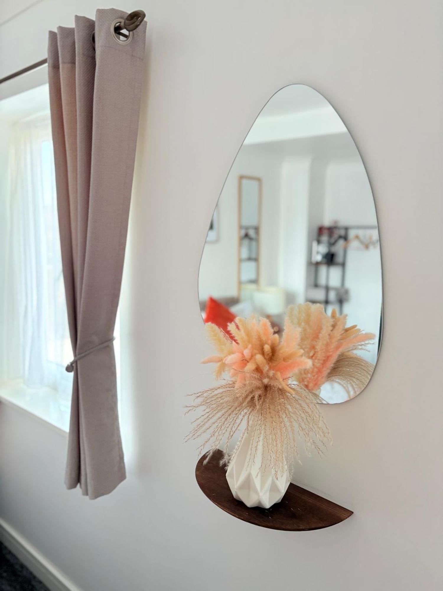Luton - Newly Renovated Ideal For Short Stay, Close To Airport Train Station, Free Parking Off Street , Luxury Comfort In Price