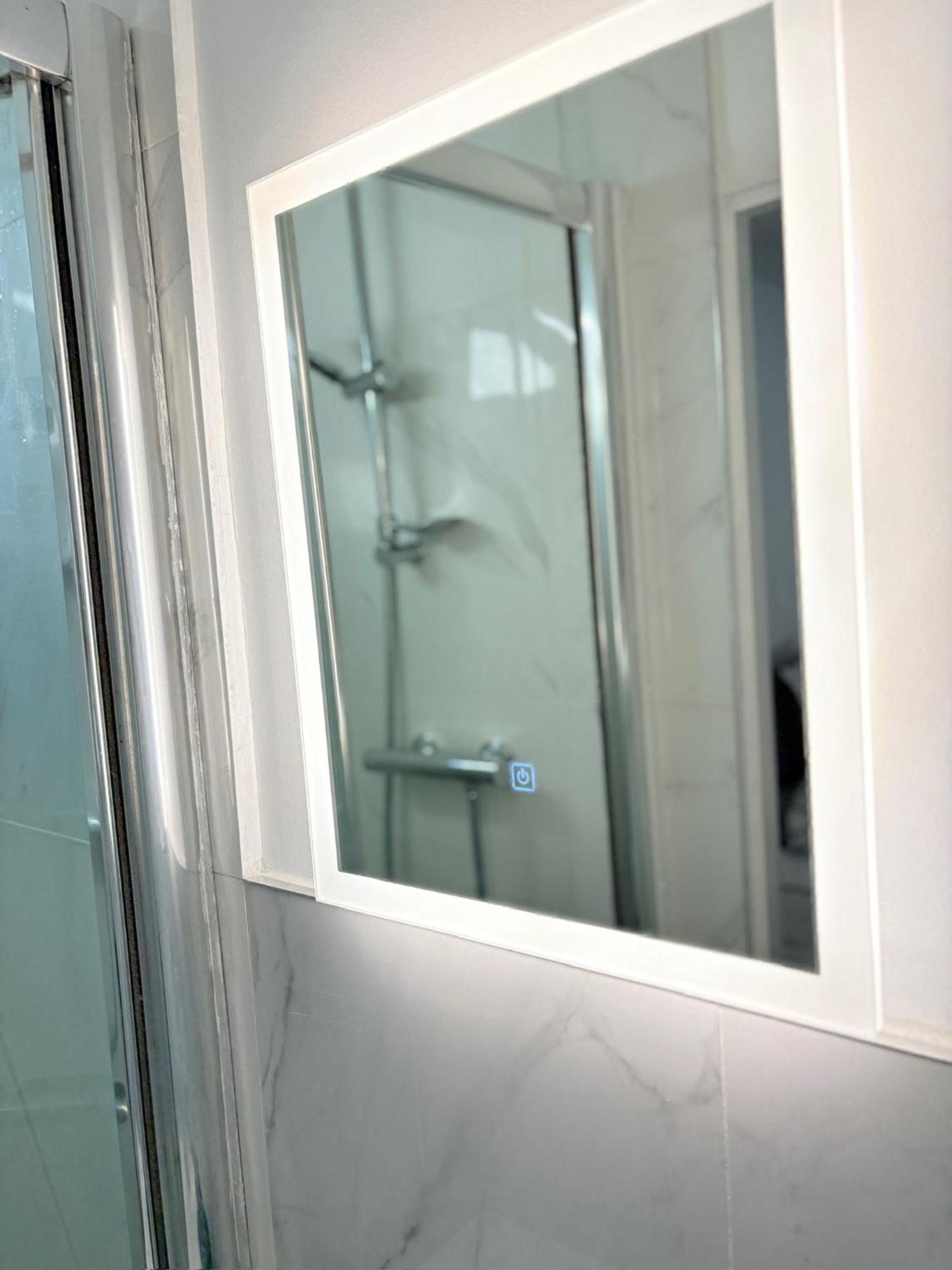 Maison d'hôtes Luton - Newly Renovated Ideal For Short Stay, Close To Airport Train Station, Free Parking Off Street , Luxury Comfort In Price *