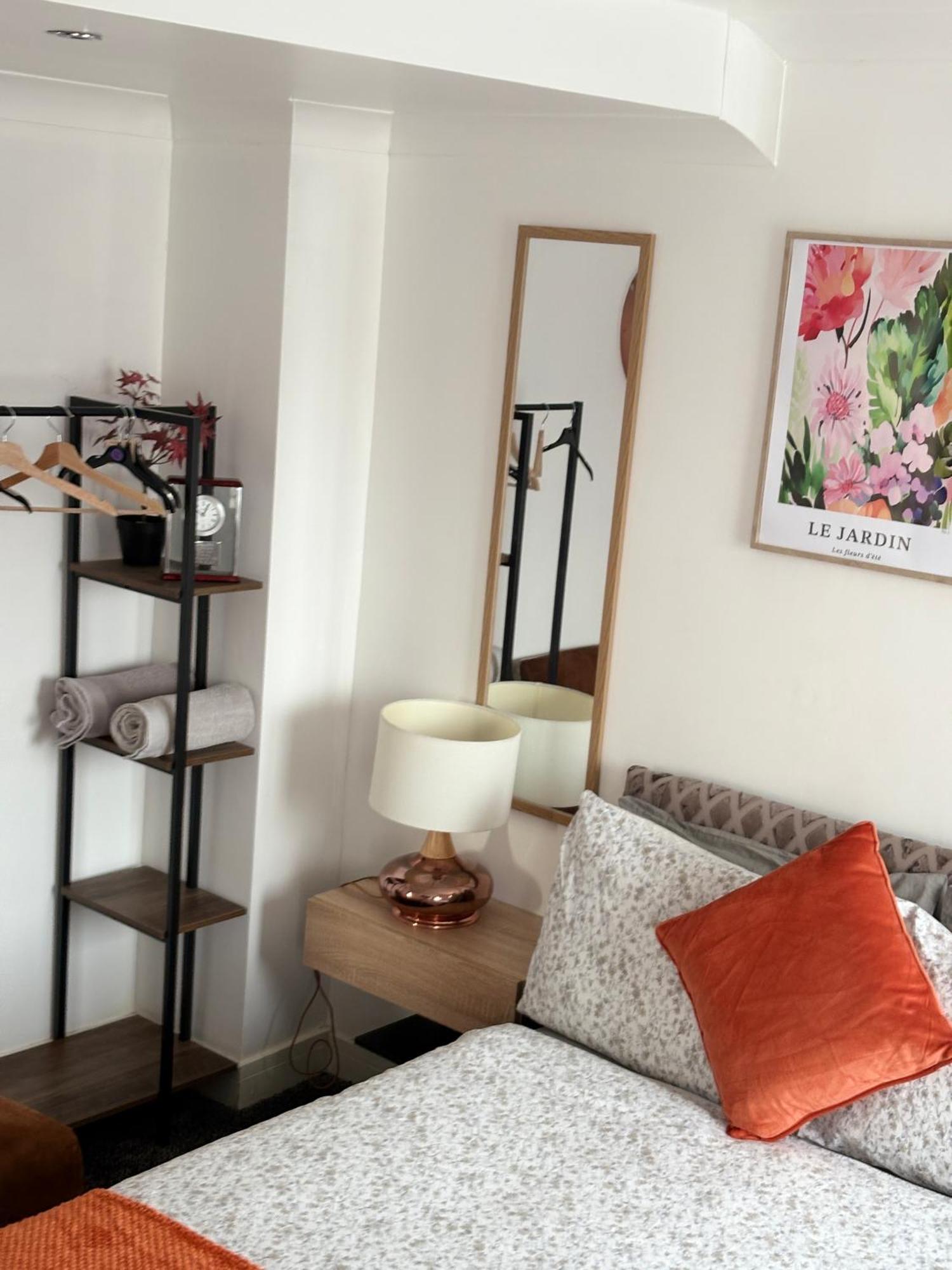 Luton - Newly Renovated Ideal For Short Stay, Close To Airport Train Station, Free Parking Off Street , Luxury Comfort In Price Maison d'hôtes Luton (Bedfordshire)