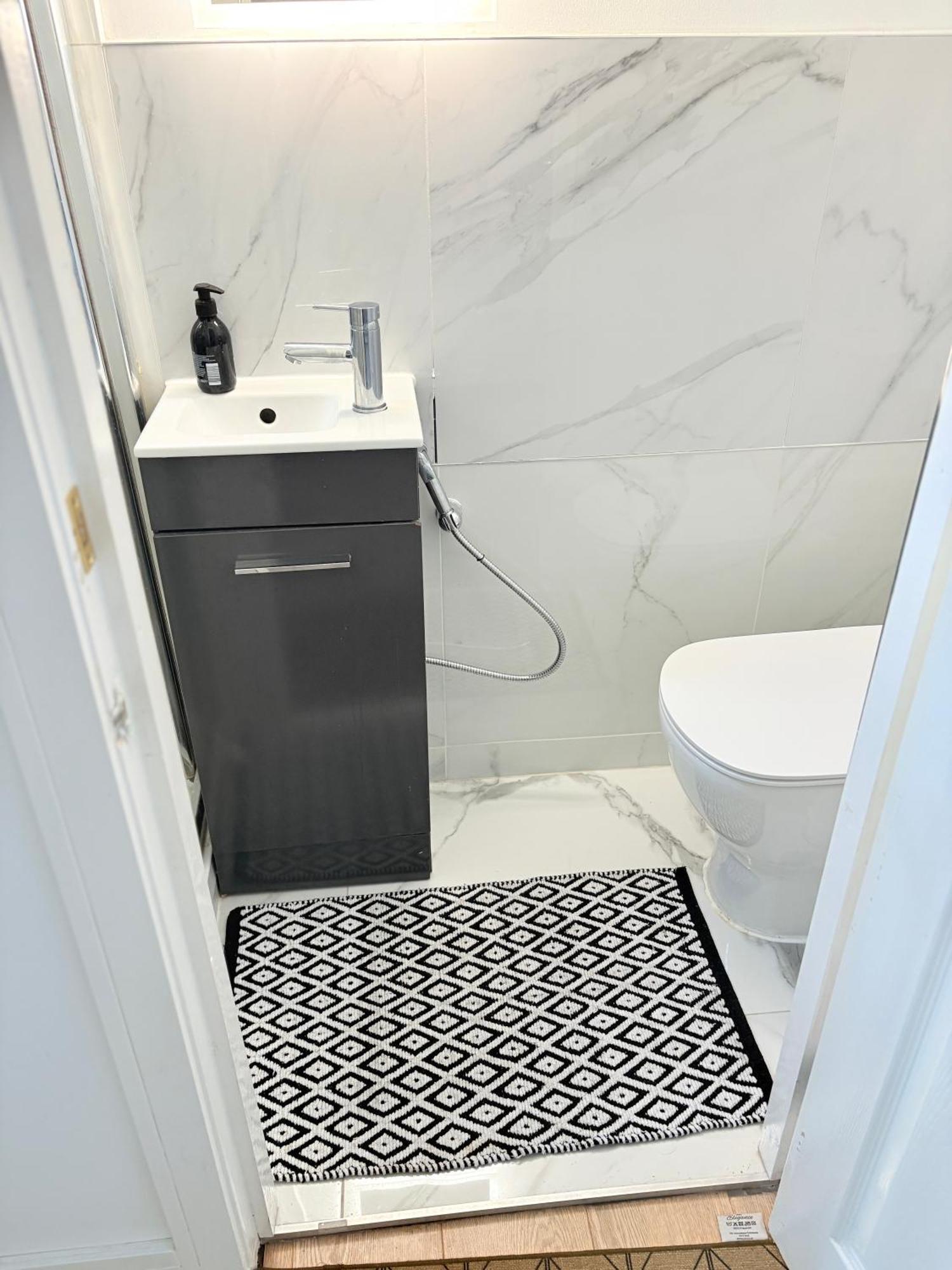 Maison d'hôtes Luton - Newly Renovated Ideal For Short Stay, Close To Airport Train Station, Free Parking Off Street , Luxury Comfort In Price Luton (Bedfordshire)