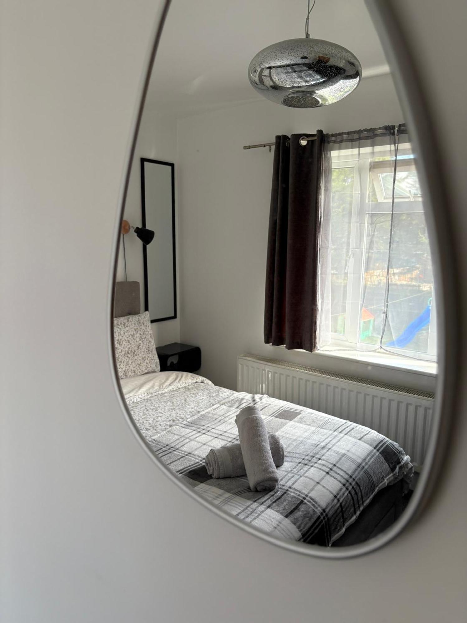 Luton - Newly Renovated Ideal For Short Stay, Close To Airport Train Station, Free Parking Off Street , Luxury Comfort In Price Maison d'hôtes Luton (Bedfordshire)
