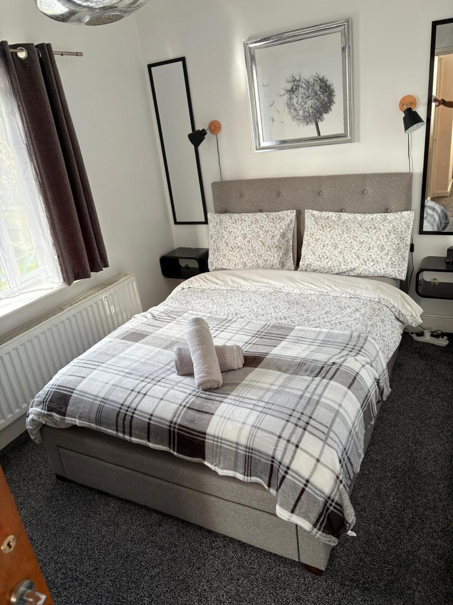 Luton - Newly Renovated Ideal For Short Stay, Close To Airport Train Station, Free Parking Off Street , Luxury Comfort In Price Luton (Bedfordshire)