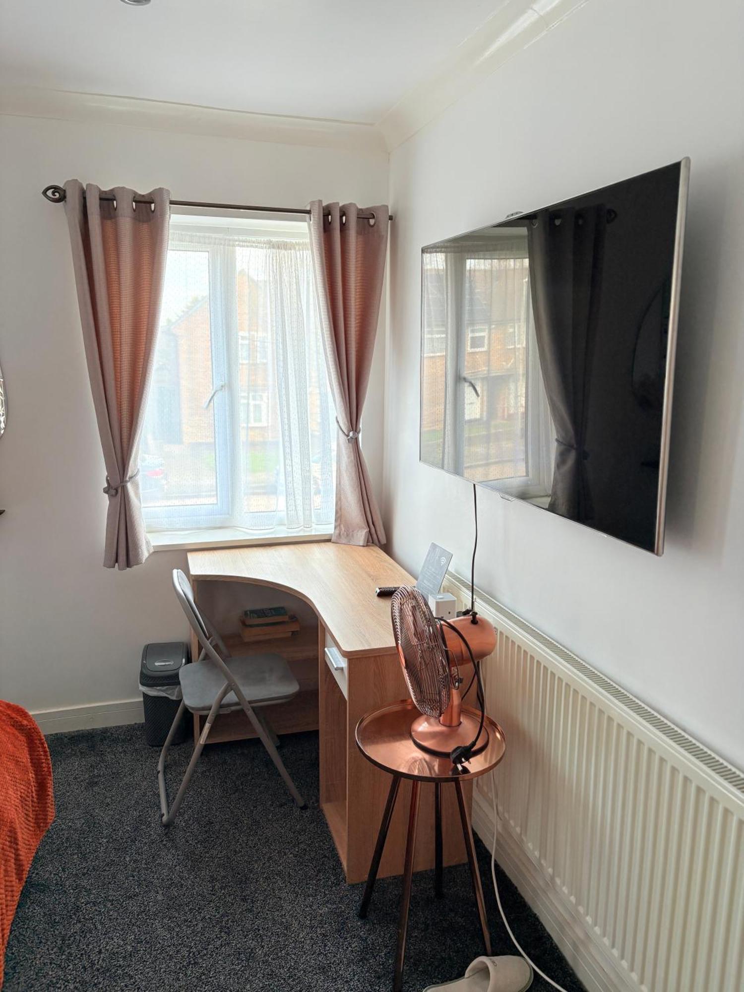 Luton - Newly Renovated Ideal For Short Stay, Close To Airport Train Station, Free Parking Off Street , Luxury Comfort In Price * Luton (Bedfordshire)