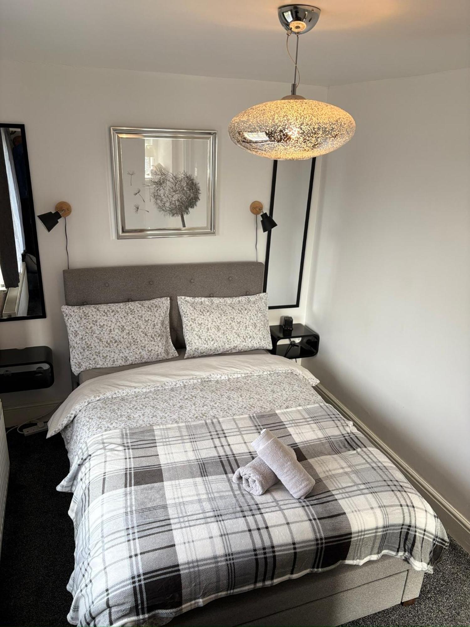 Luton - Newly Renovated Ideal For Short Stay, Close To Airport Train Station, Free Parking Off Street , Luxury Comfort In Price Maison d'hôtes