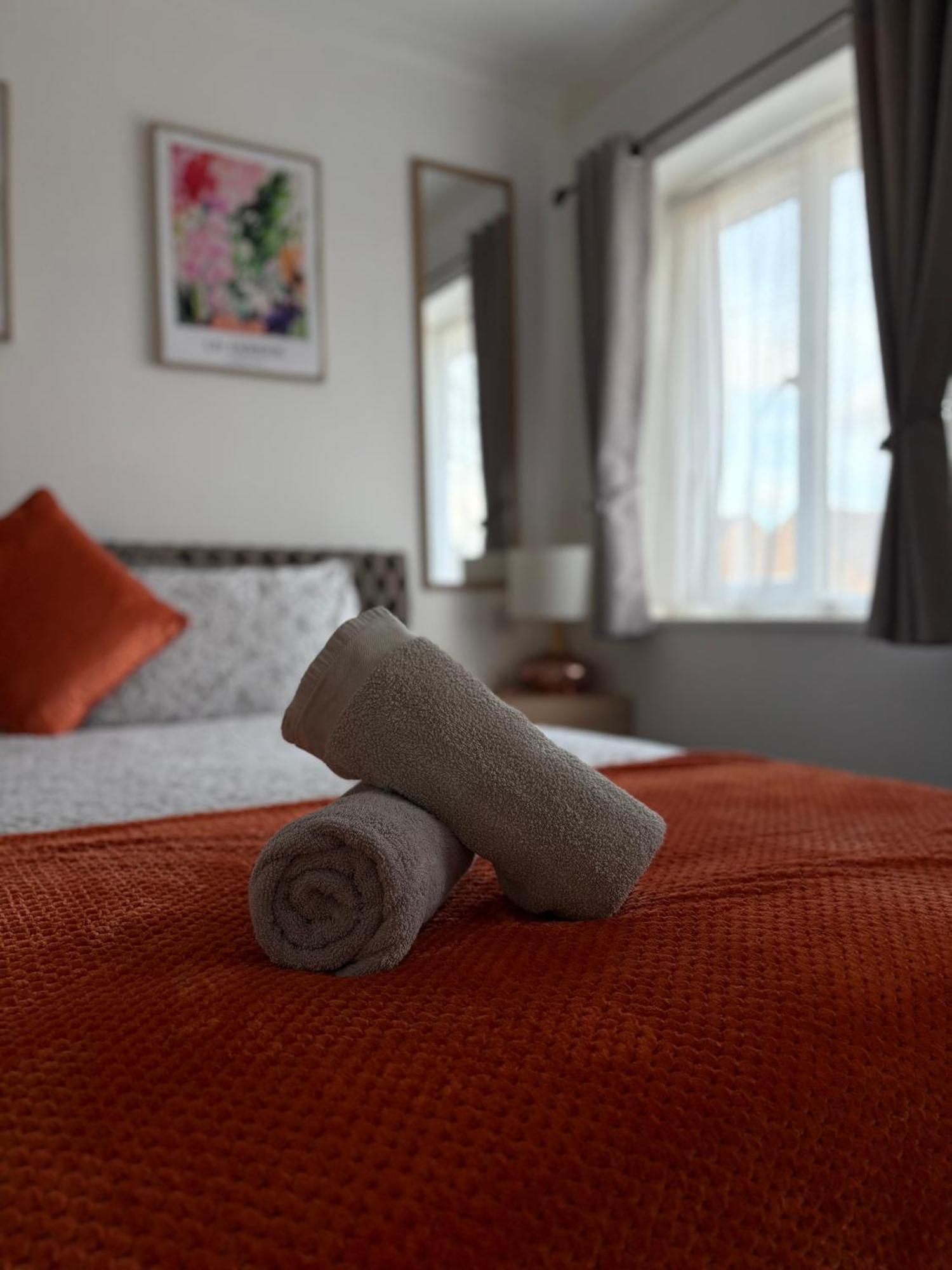 Maison d'hôtes Luton - Newly Renovated Ideal For Short Stay, Close To Airport Train Station, Free Parking Off Street , Luxury Comfort In Price *