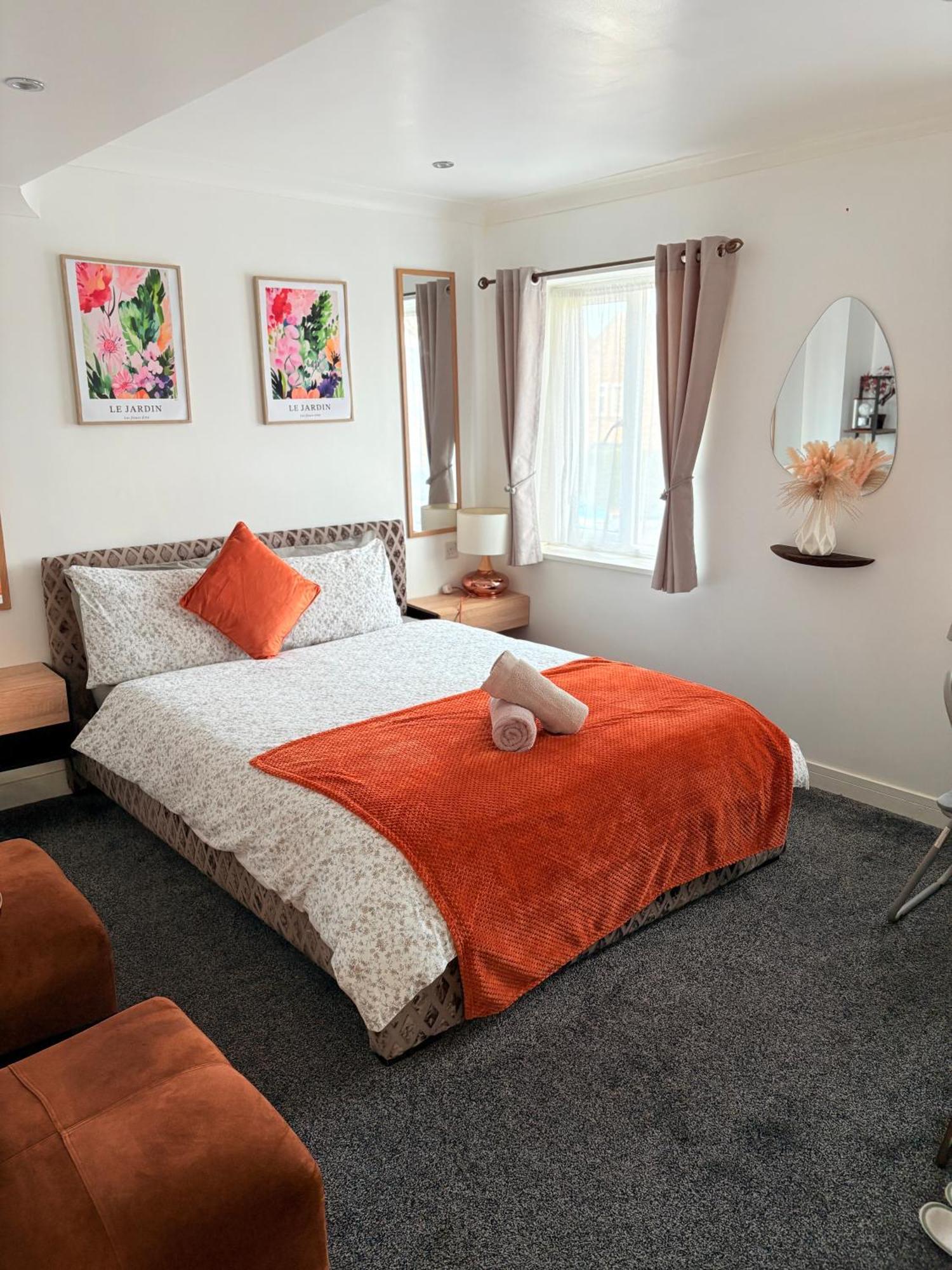 Maison d'hôtes Luton - Newly Renovated Ideal For Short Stay, Close To Airport Train Station, Free Parking Off Street , Luxury Comfort In Price Luton (Bedfordshire)
