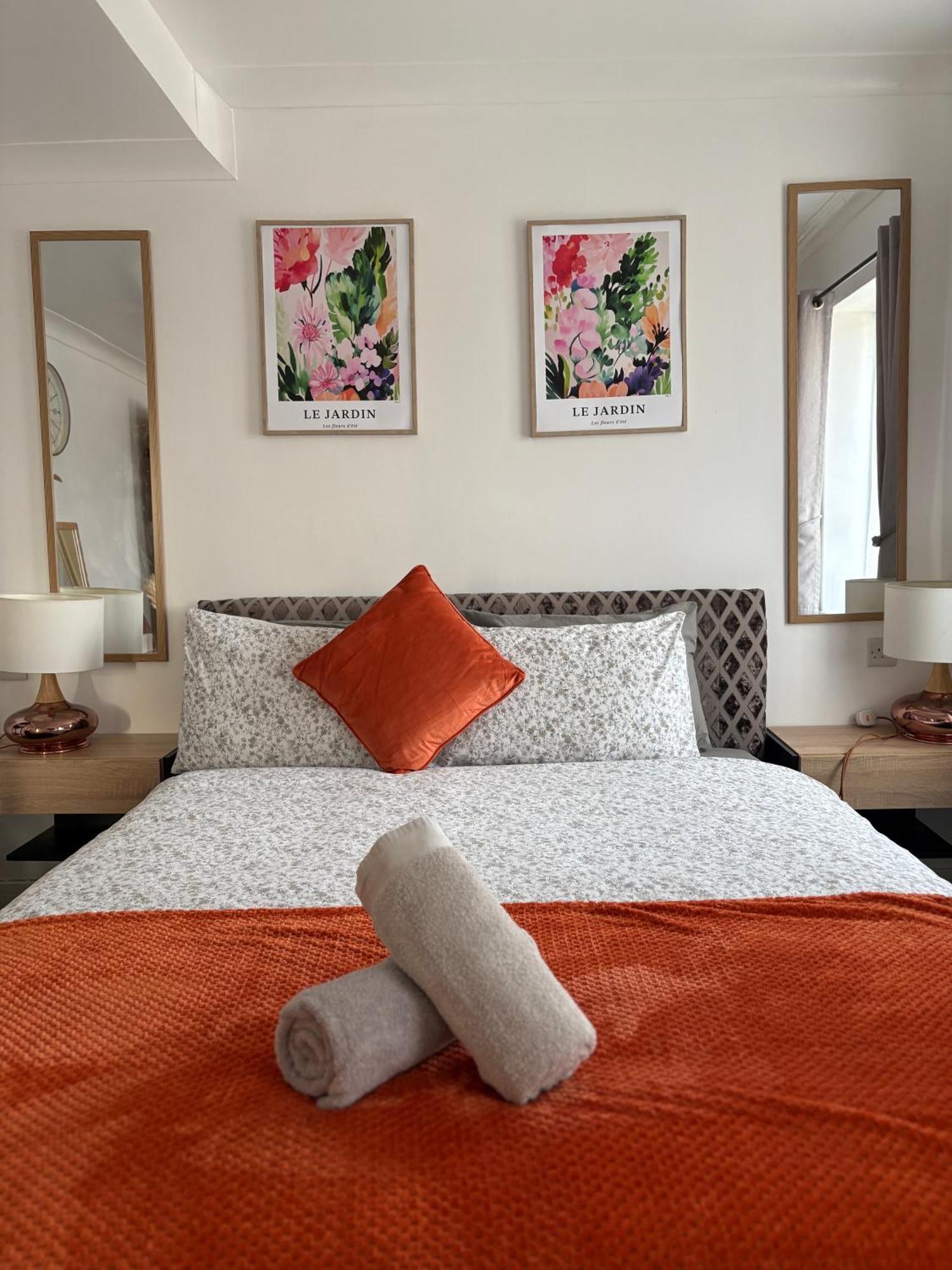 Luton - Newly Renovated Ideal For Short Stay, Close To Airport Train Station, Free Parking Off Street , Luxury Comfort In Price Luton (Bedfordshire)