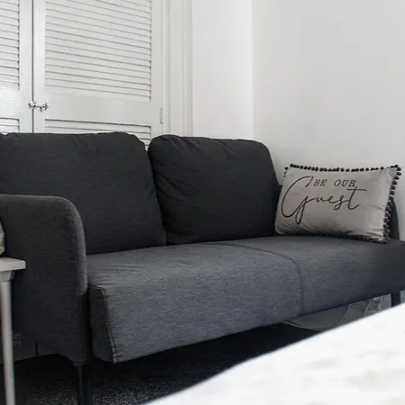 Luton Lodge - Newly Renovated Ideal For Short Stay, Close To Airport Train Station, Free Parking Off Street , Luxury Comfort In Low Price Extérieur photo