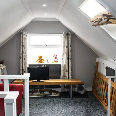 Luton Lodge - Newly Renovated Ideal For Short Stay, Close To Airport Train Station, Free Parking Off Street , Luxury Comfort In Low Price Extérieur photo