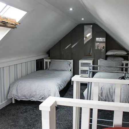 Luton Lodge - Newly Renovated Ideal For Short Stay, Close To Airport Train Station, Free Parking Off Street , Luxury Comfort In Low Price Extérieur photo