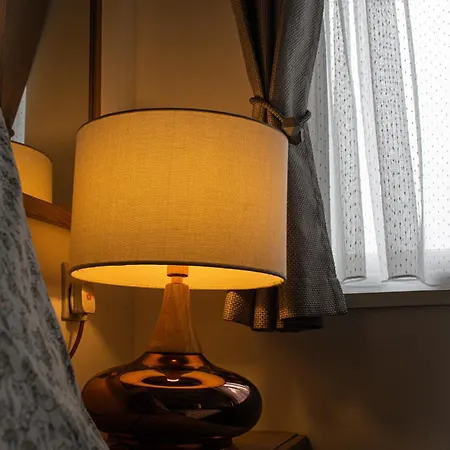 Luton Lodge - Newly Renovated Ideal For Short Stay, Close To Airport Train Station, Free Parking Off Street , Luxury Comfort In Low Price Extérieur photo
