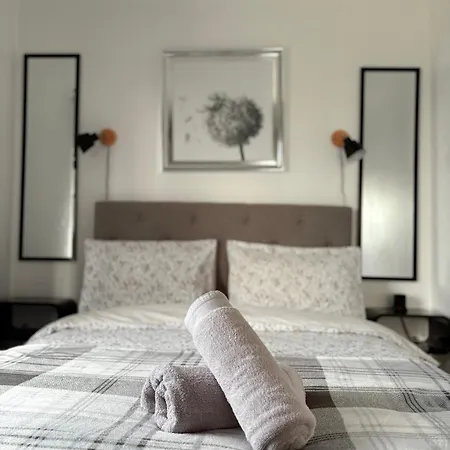 Luton Lodge - Newly Renovated Ideal For Short Stay, Close To Airport Train Station, Free Parking Off Street , Luxury Comfort In Low Price Extérieur photo