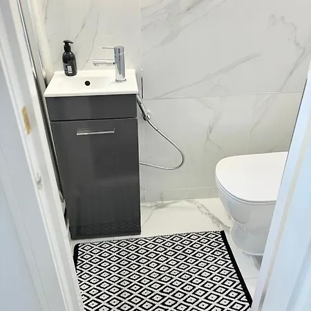 Luton Lodge - Newly Renovated Ideal For Short Stay, Close To Airport Train Station, Free Parking Off Street , Luxury Comfort In Low Price Extérieur photo