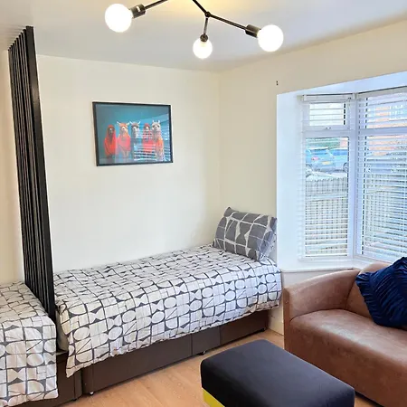 Luton Lodge - Newly Renovated Ideal For Short Stay, Close To Airport Train Station, Free Parking Off Street , Luxury Comfort In Low Price Extérieur photo