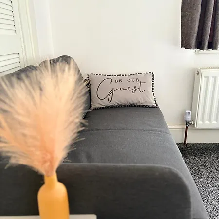 Luton Lodge - Newly Renovated Ideal For Short Stay, Close To Airport Train Station, Free Parking Off Street , Luxury Comfort In Low Price Extérieur photo