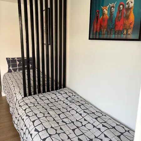 Luton Lodge - Newly Renovated Ideal For Short Stay, Close To Airport Train Station, Free Parking Off Street , Luxury Comfort In Low Price Extérieur photo