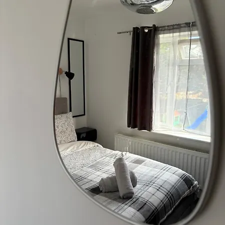 Luton Lodge - Newly Renovated Ideal For Short Stay, Close To Airport Train Station, Free Parking Off Street , Luxury Comfort In Low Price Extérieur photo
