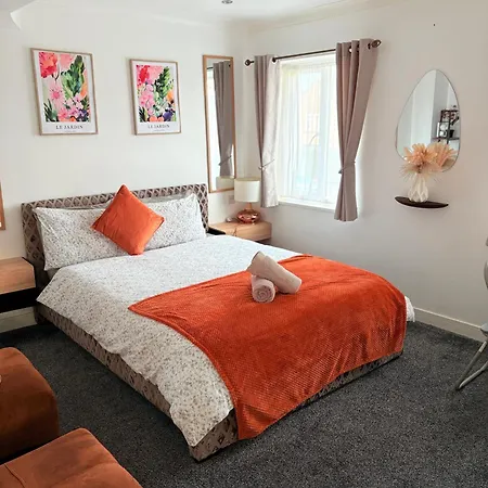 Luton Lodge - Newly Renovated Ideal For Short Stay, Close To Airport Train Station, Free Parking Off Street , Luxury Comfort In Low Price Extérieur photo