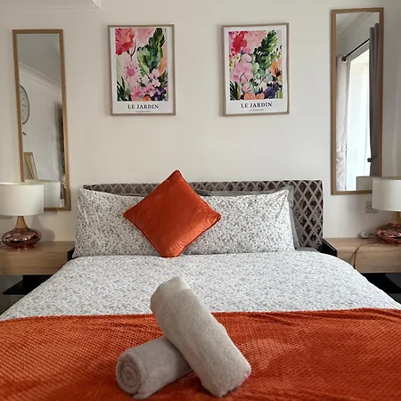 Luton Lodge - Newly Renovated Ideal For Short Stay, Close To Airport Train Station, Free Parking Off Street , Luxury Comfort In Low Price Extérieur photo