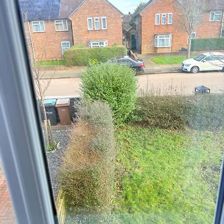 Luton Lodge - Newly Renovated Ideal For Short Stay, Close To Airport Train Station, Free Parking Off Street , Luxury Comfort In Low Price Extérieur photo