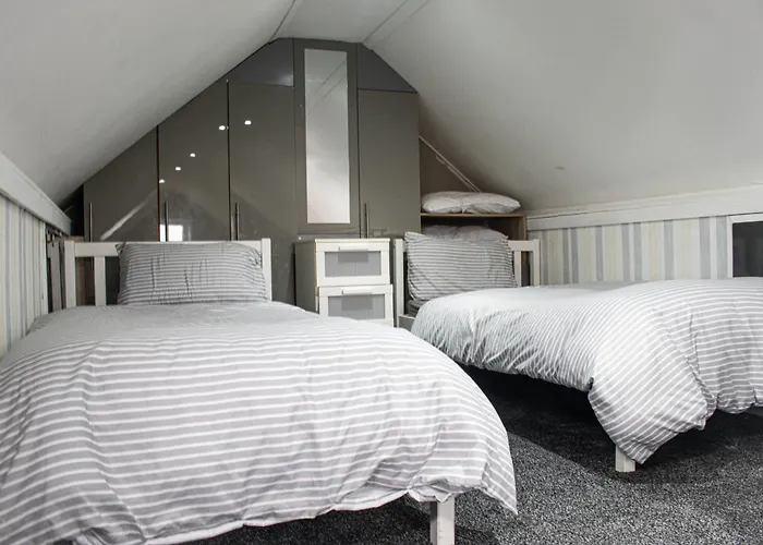 Luton Lodge - Newly Renovated Ideal For Short Stay, Close To Airport Train Station, Free Parking Off Street , Luxury Comfort In Low Price