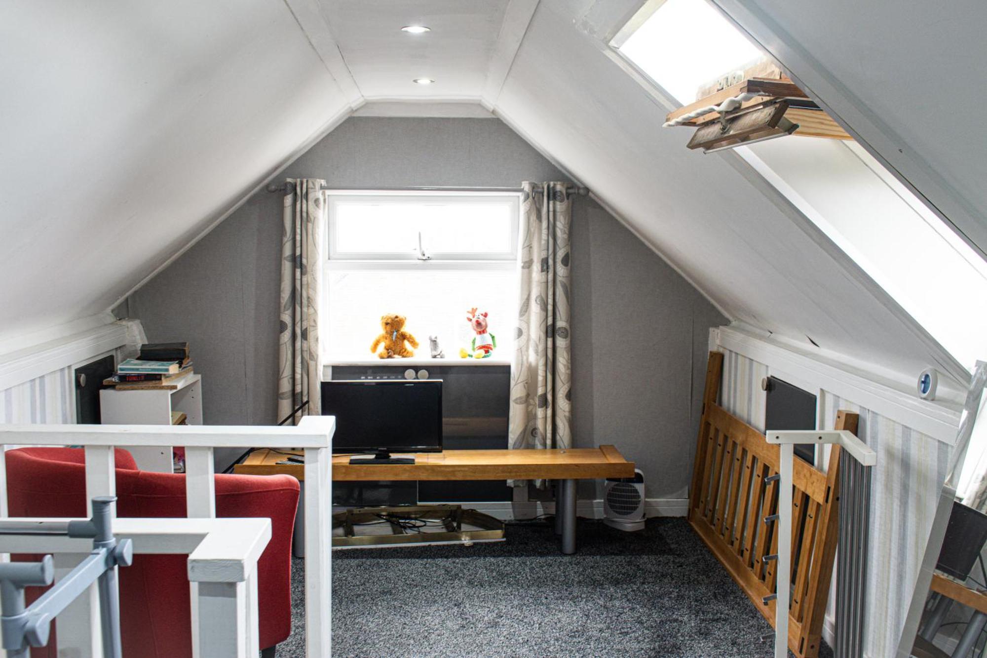 Luton - Newly Renovated Ideal For Short Stay, Close To Airport Train Station, Free Parking Off Street , Luxury Comfort In Price Casa de hóspedes Luton (Bedfordshire)