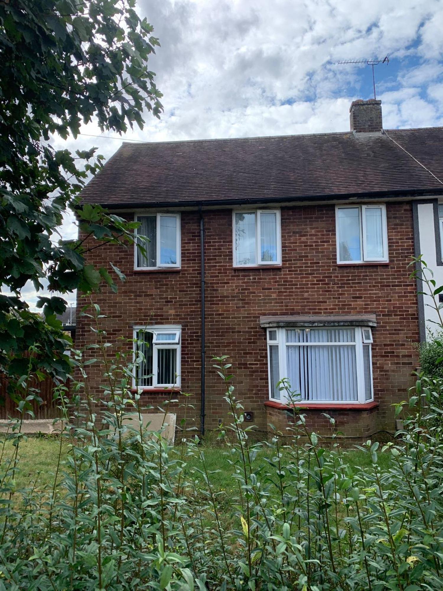 Luton - Newly Renovated Ideal For Short Stay, Close To Airport Train Station, Free Parking Off Street , Luxury Comfort In Price *