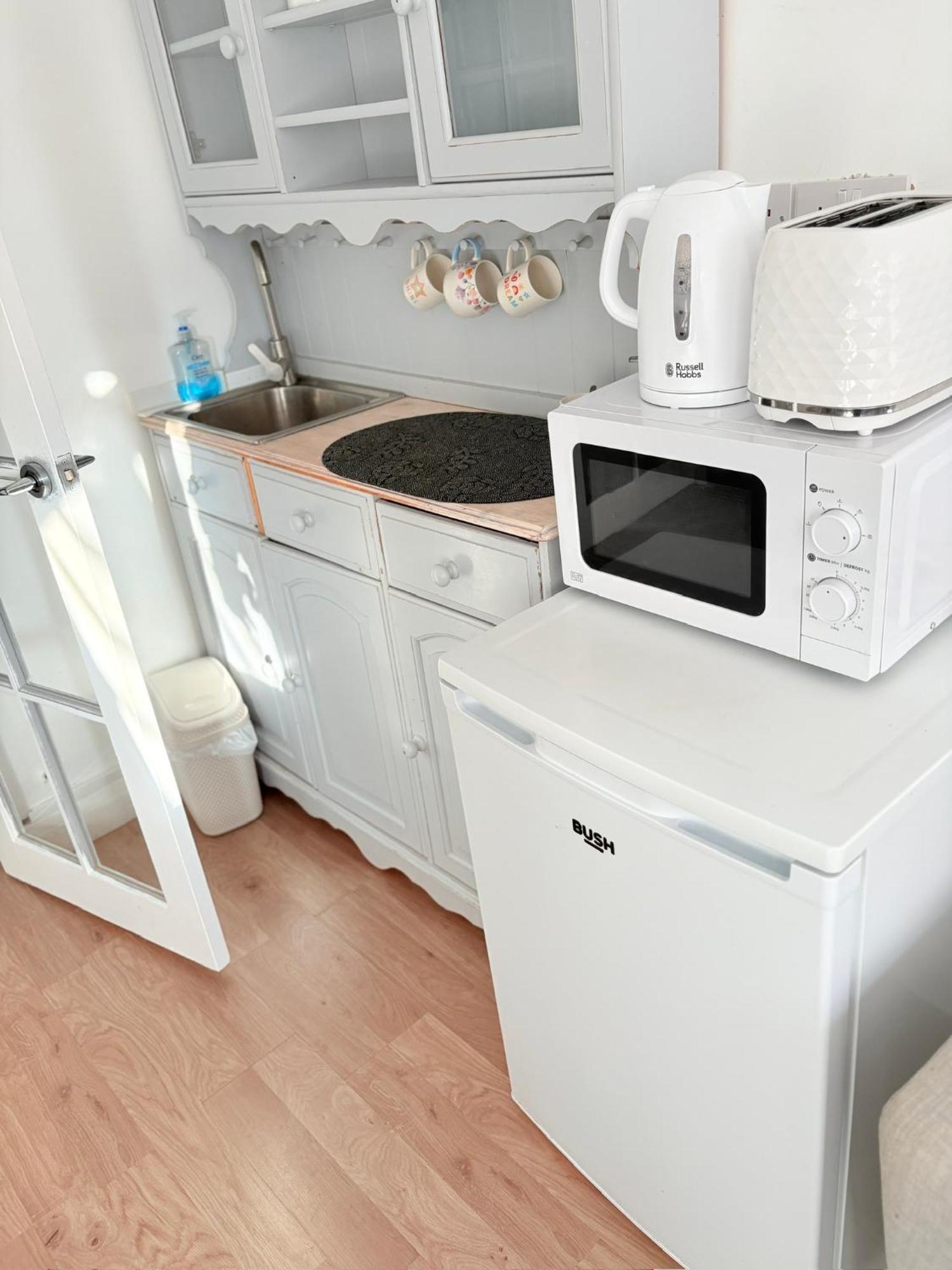 Luton - Newly Renovated Ideal For Short Stay, Close To Airport Train Station, Free Parking Off Street , Luxury Comfort In Price Casa de hóspedes