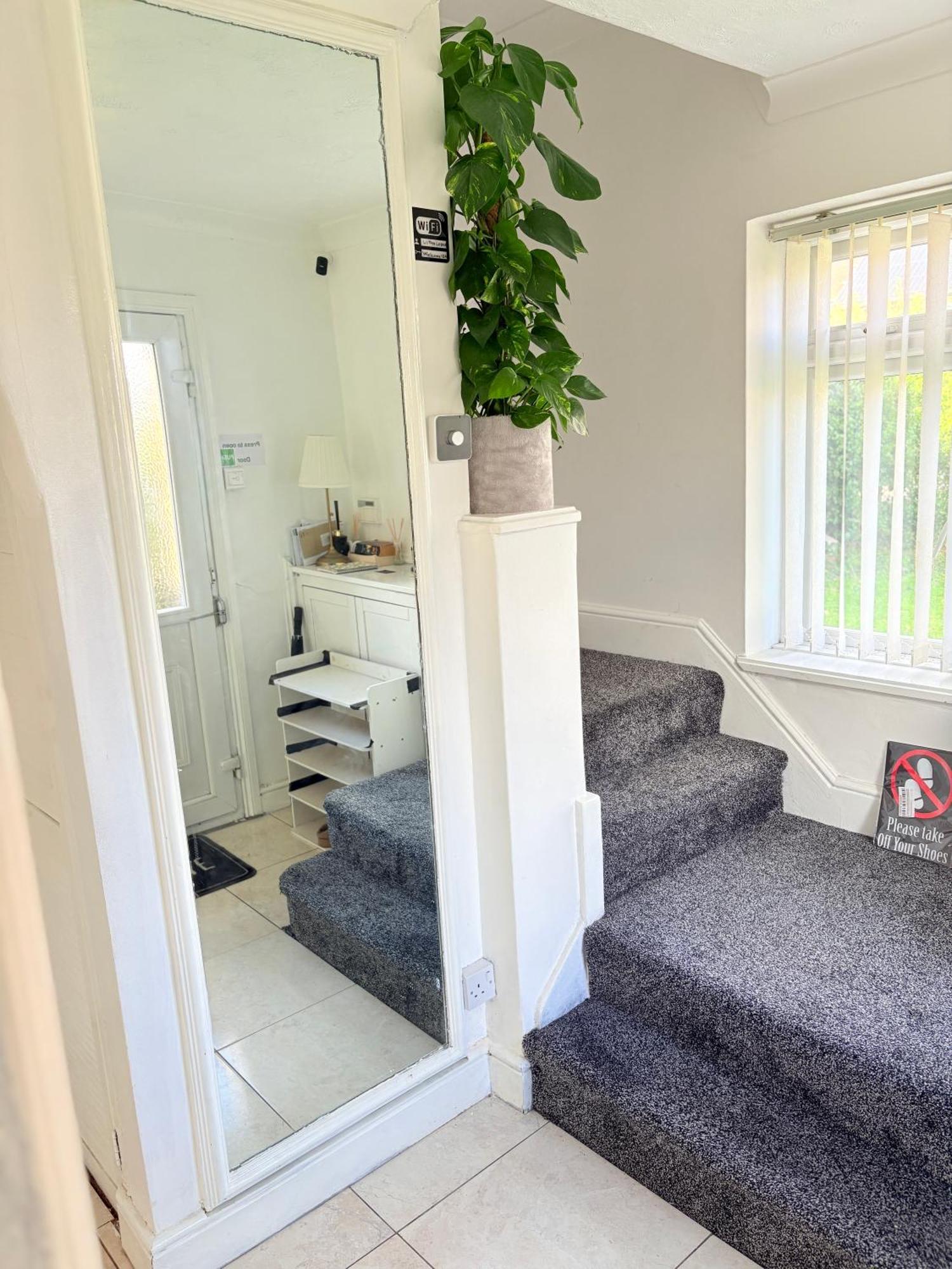 Luton - Newly Renovated Ideal For Short Stay, Close To Airport Train Station, Free Parking Off Street , Luxury Comfort In Price Casa de hóspedes *