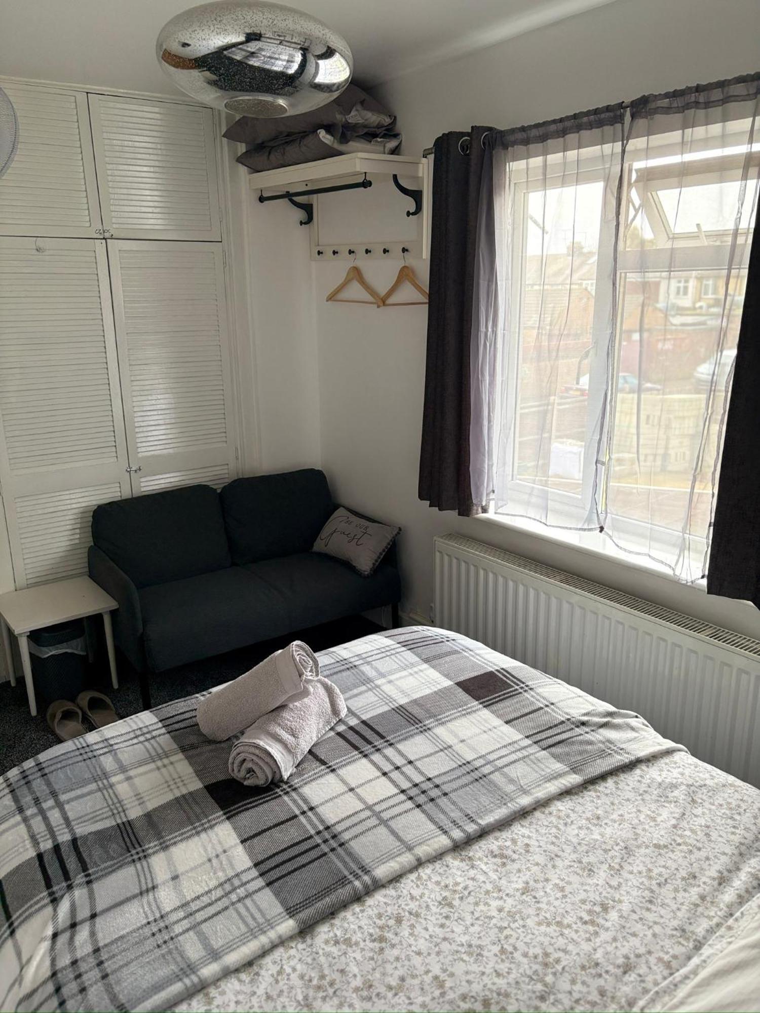 Casa de hóspedes Luton - Newly Renovated Ideal For Short Stay, Close To Airport Train Station, Free Parking Off Street , Luxury Comfort In Price