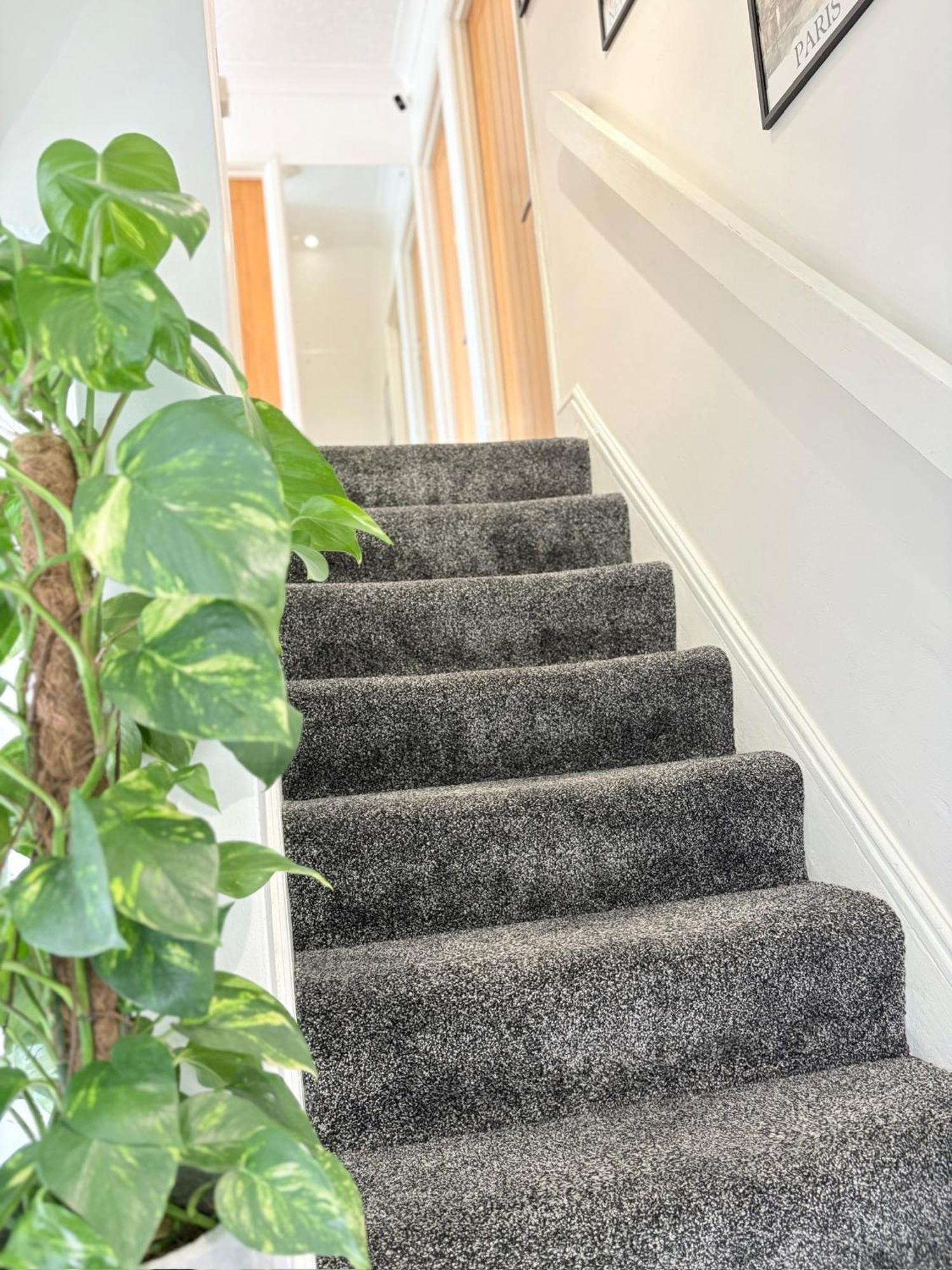 Luton - Newly Renovated Ideal For Short Stay, Close To Airport Train Station, Free Parking Off Street , Luxury Comfort In Price