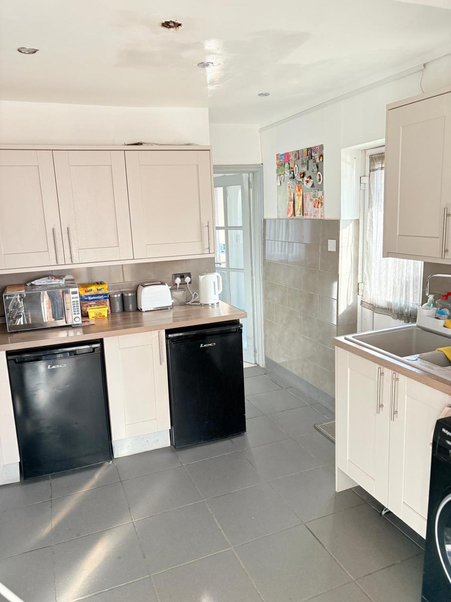 Casa de hóspedes Luton - Newly Renovated Ideal For Short Stay, Close To Airport Train Station, Free Parking Off Street , Luxury Comfort In Price